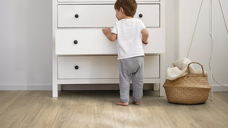 Kind, Korb, Schrank, Bodenbelag